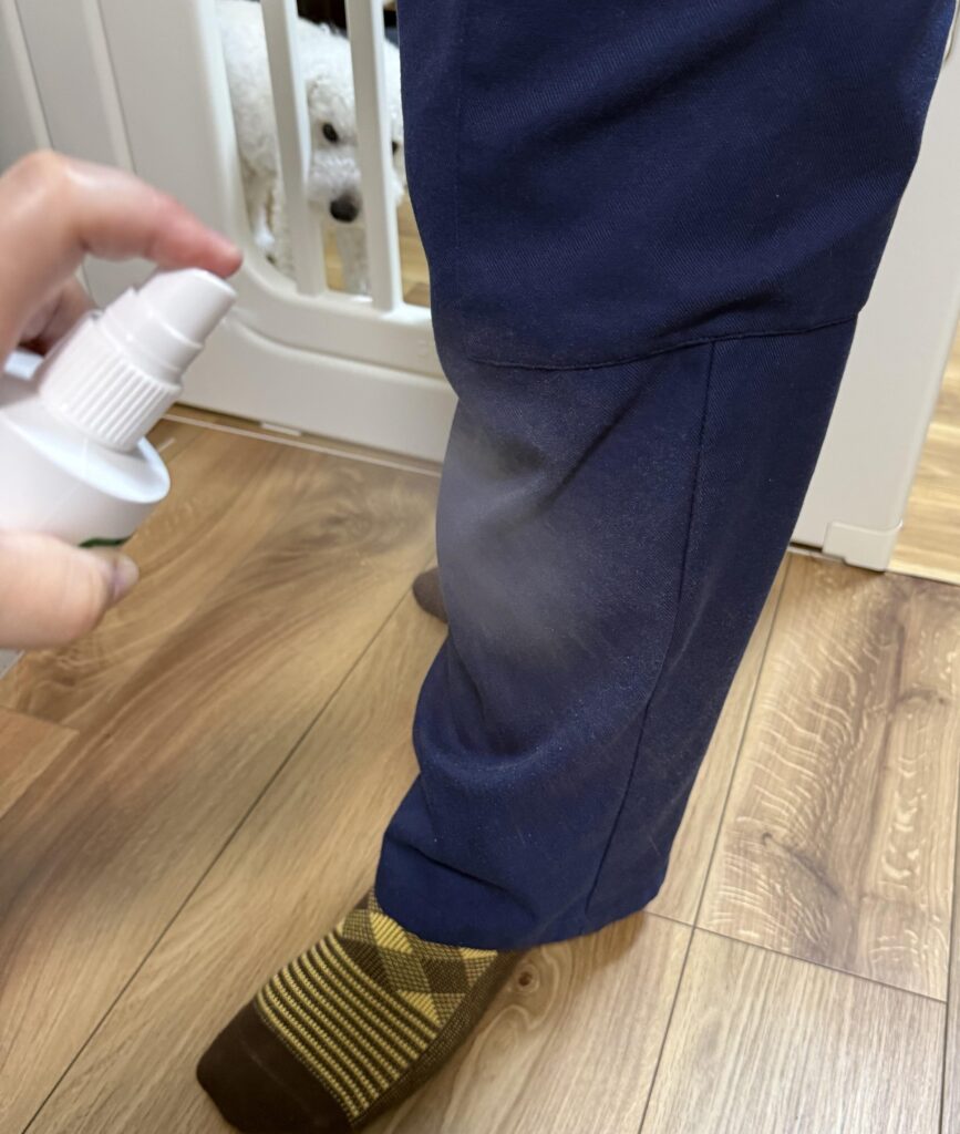 ビターアップルを膝から下の部分にスプレーしている様子