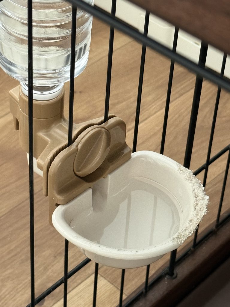 犬にかじられて傷だらけになったケージ用給水器の受け皿