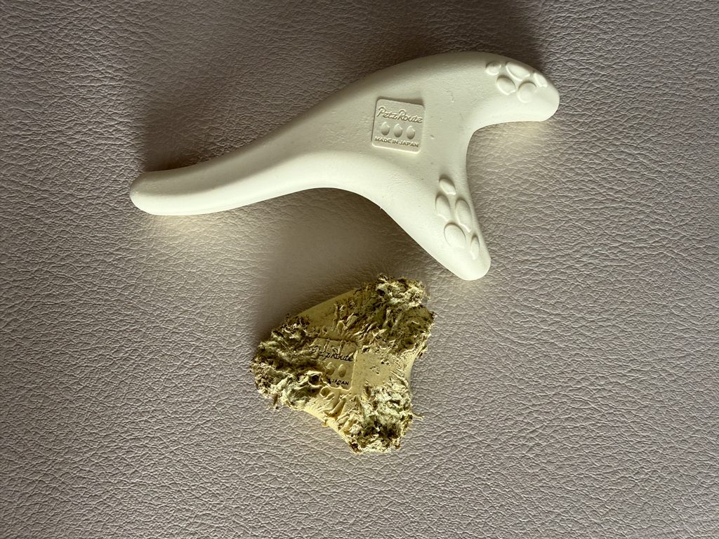 使い込んで削れた初代のデンタルチューと新品の2代目の比較