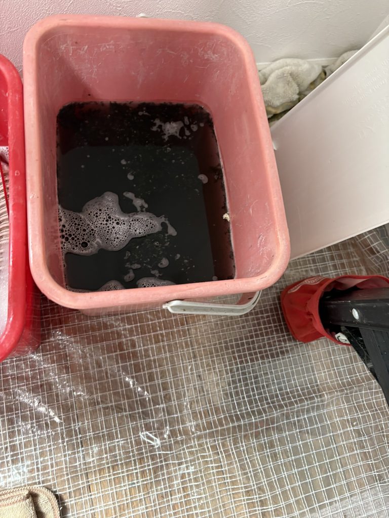 真っ黒になった水