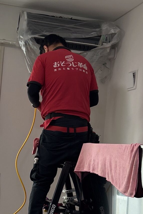 エアコンにビニールをかけ養生してくれました