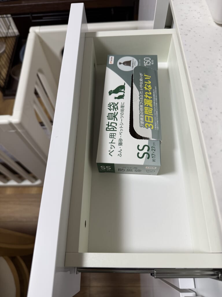 すきまくんの引き出しに入れたペット用防臭袋